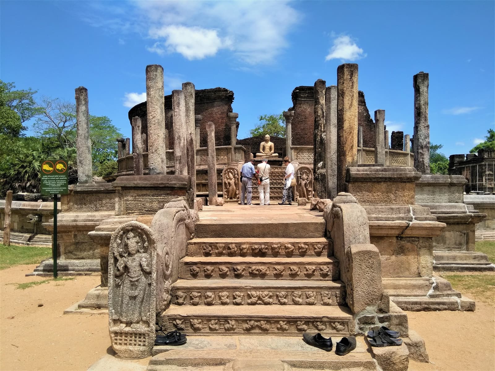 Das runde Reliquienhaus Vatadage zwischen alten Steinsäulen in Polonnaruwa