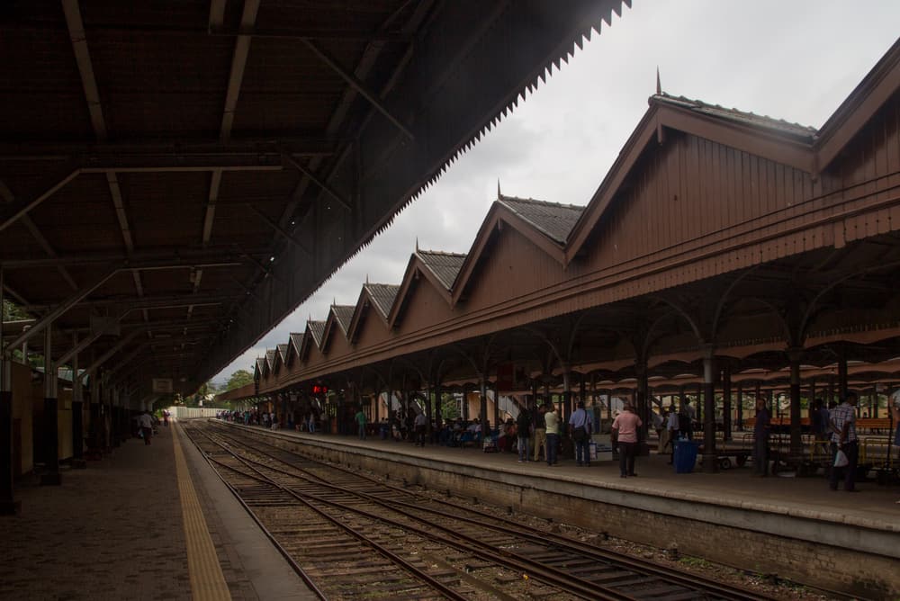 Bahnsteige und Gleise am Bahnhof Colombo Fort