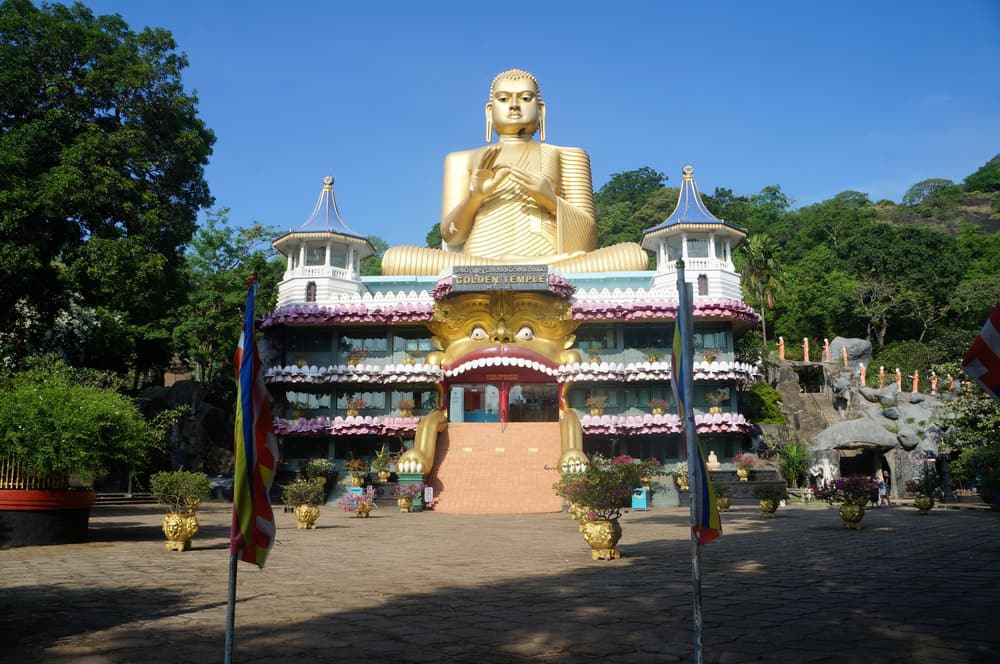 Die riesige goldene Buddha-Statue auf dem Dach des Goldenen Tempels in Dambulla