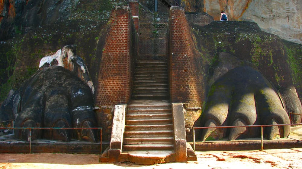 Die riesigen steinernen Löwenpranken an der Treppe auf den Sigiriya-Felsen
