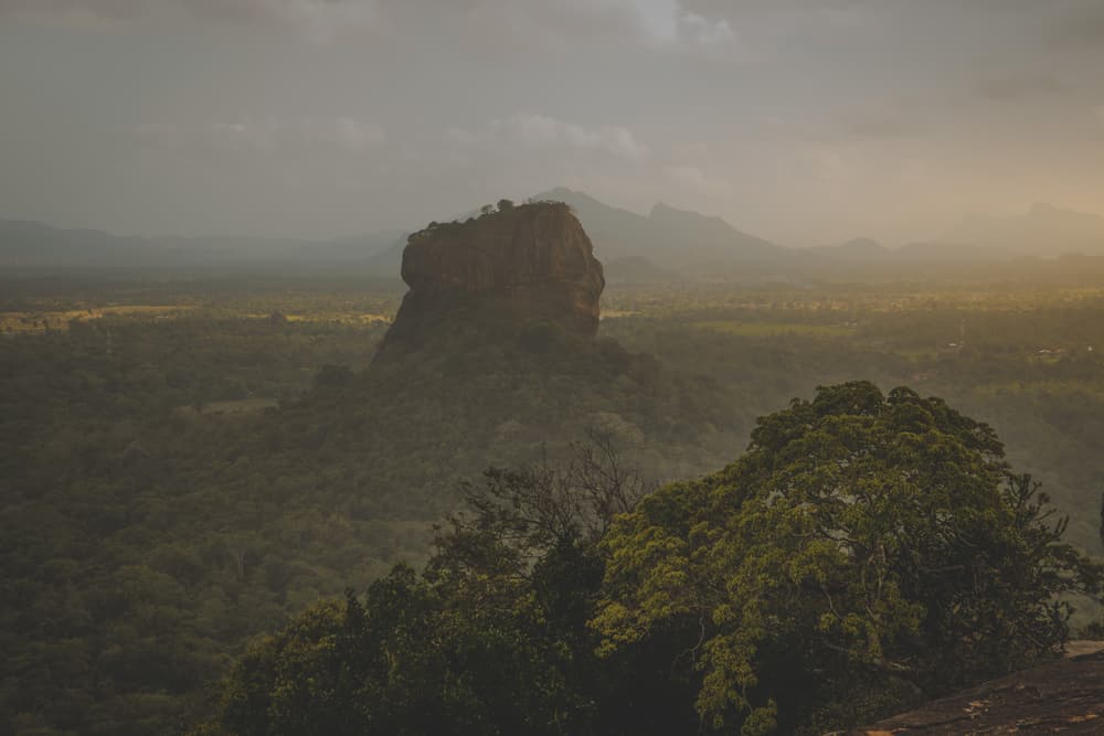 Sonnenaufgang über dem Dschungel, gesehen von einem Felsen bei Sigiriya