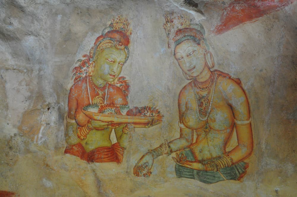 Fresko aus dem 5. Jahrhundert mit zwei Himmelsmädchen an der Felswand von Sigiriya